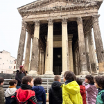 Sortie scolaire des MS et GS de l’école Saint-Louis : découverte du temple d’Auguste et de Livie 🏛️